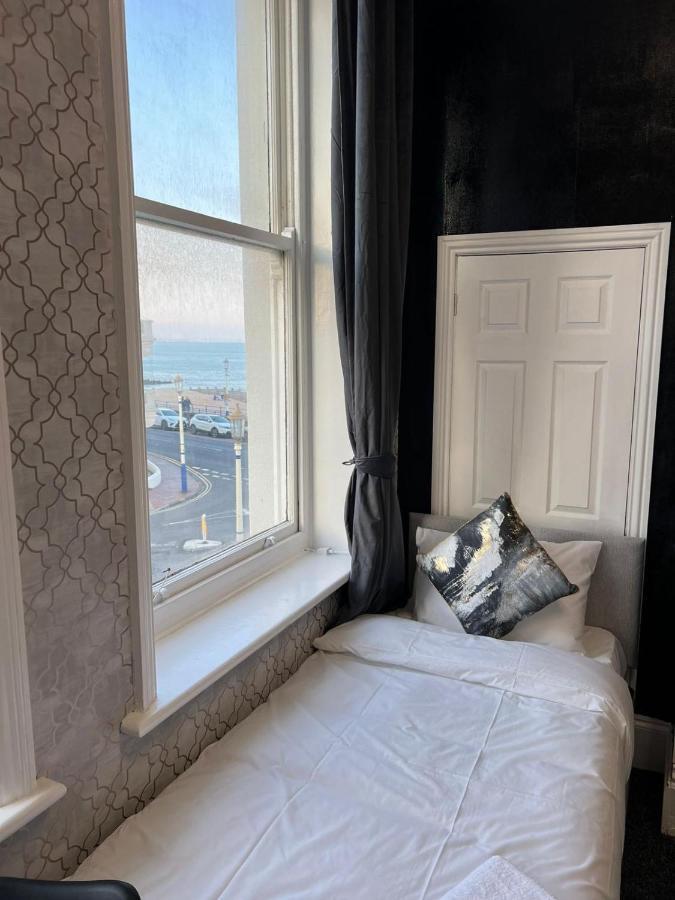 Oyo Marine Parade Hotel, Eastbourne Pier Ngoại thất bức ảnh