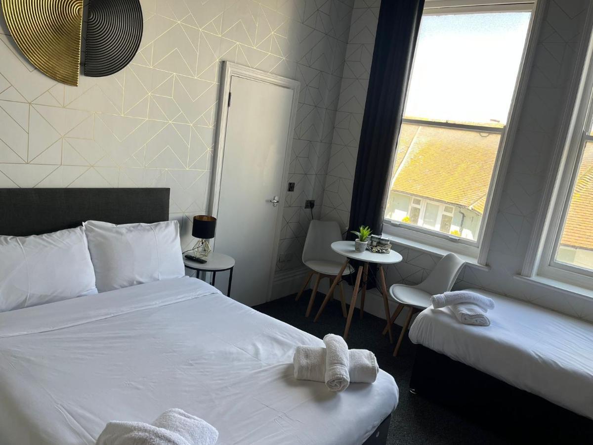 Oyo Marine Parade Hotel, Eastbourne Pier Ngoại thất bức ảnh