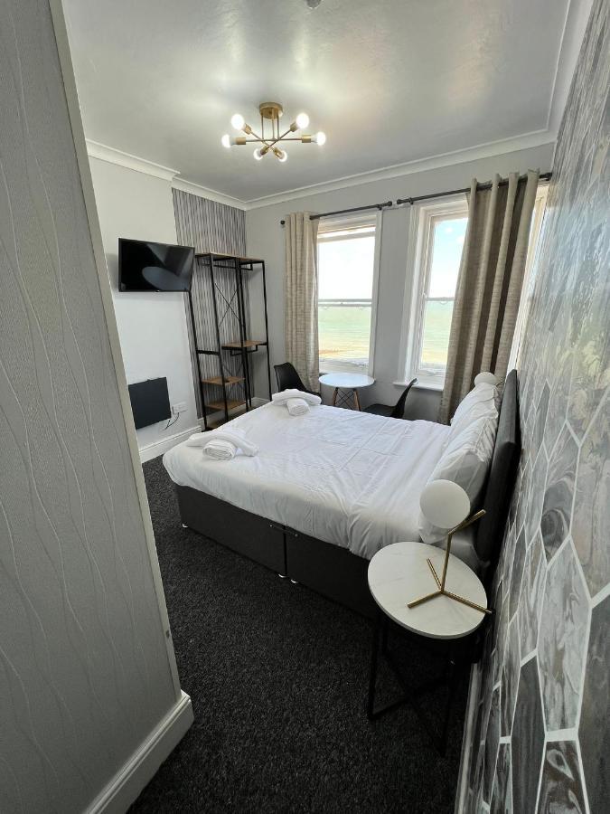 Oyo Marine Parade Hotel, Eastbourne Pier Ngoại thất bức ảnh