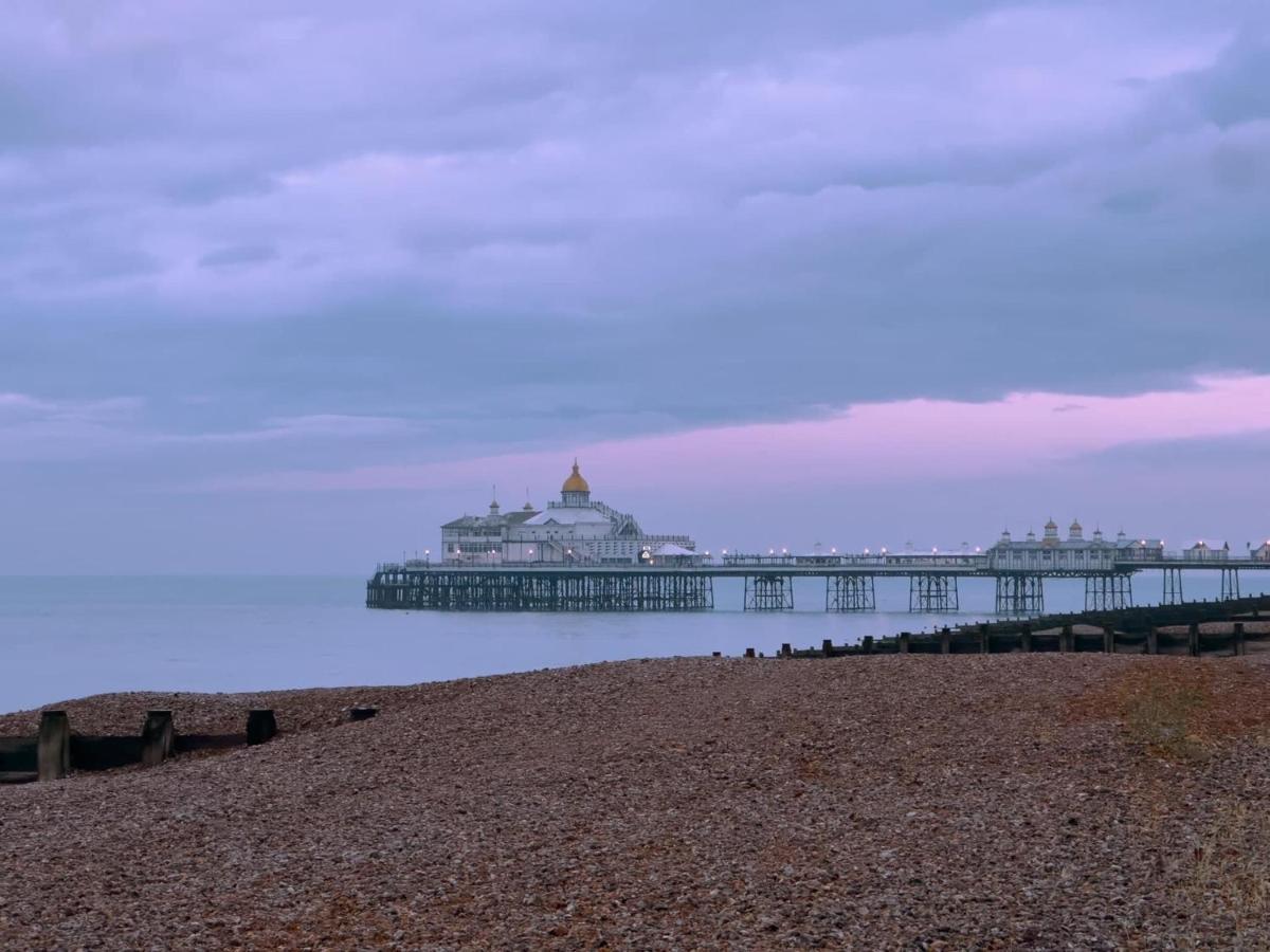 Oyo Marine Parade Hotel, Eastbourne Pier Ngoại thất bức ảnh