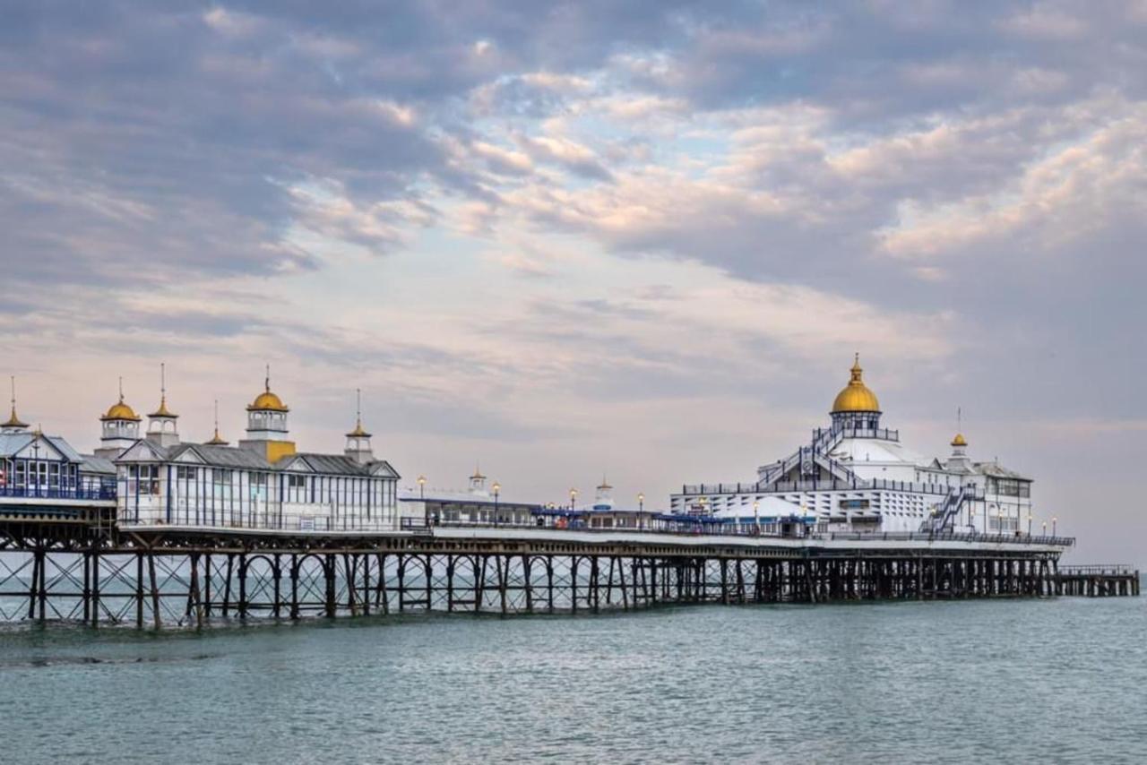 Oyo Marine Parade Hotel, Eastbourne Pier Ngoại thất bức ảnh