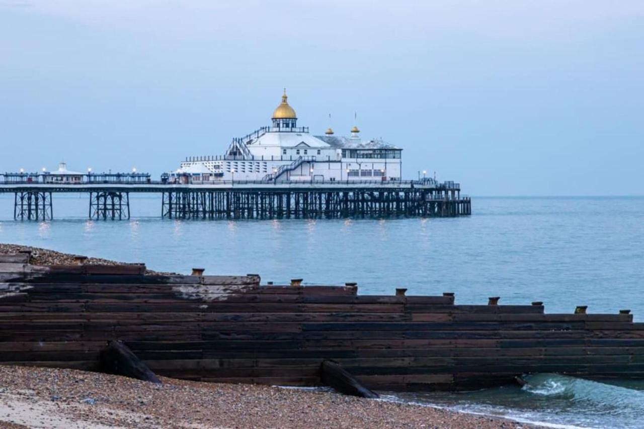 Oyo Marine Parade Hotel, Eastbourne Pier Ngoại thất bức ảnh