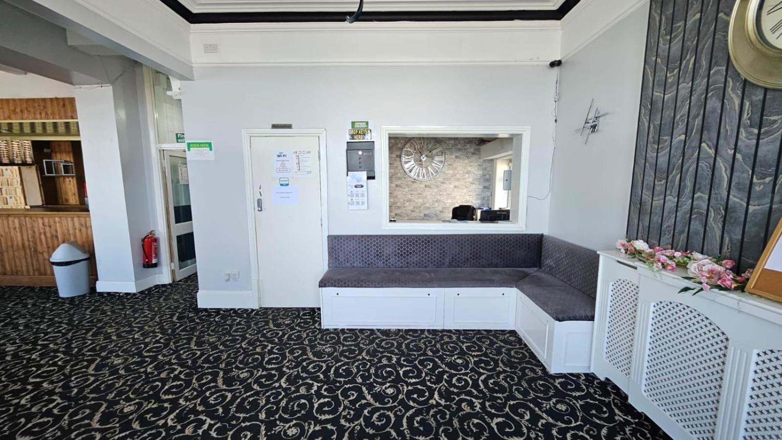 Oyo Marine Parade Hotel, Eastbourne Pier Ngoại thất bức ảnh