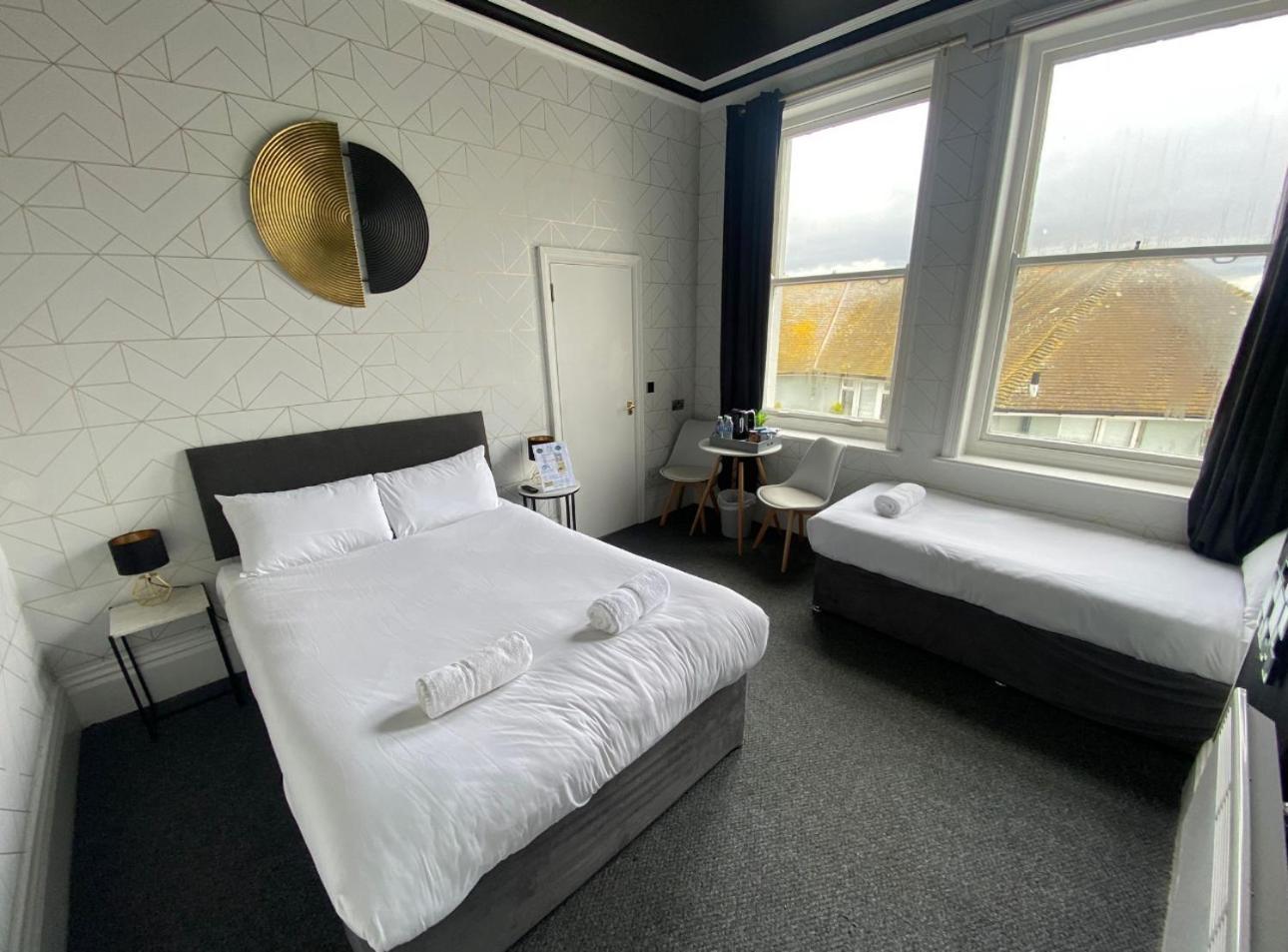 Oyo Marine Parade Hotel, Eastbourne Pier Ngoại thất bức ảnh