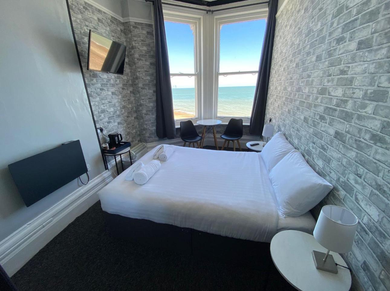 Oyo Marine Parade Hotel, Eastbourne Pier Ngoại thất bức ảnh