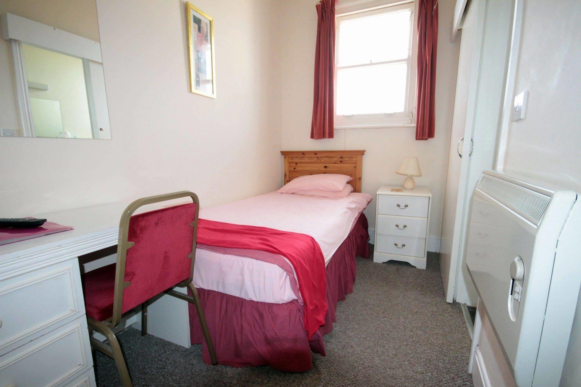 Oyo Marine Parade Hotel, Eastbourne Pier Ngoại thất bức ảnh